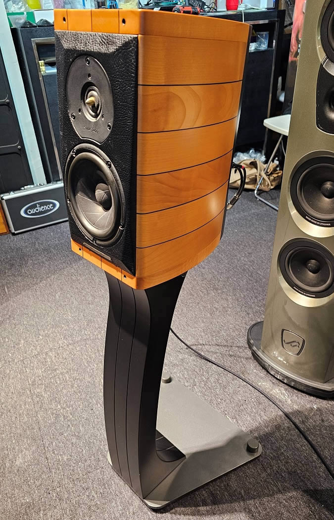 Sonus Faber Cremona Auditor Speakers with stands 