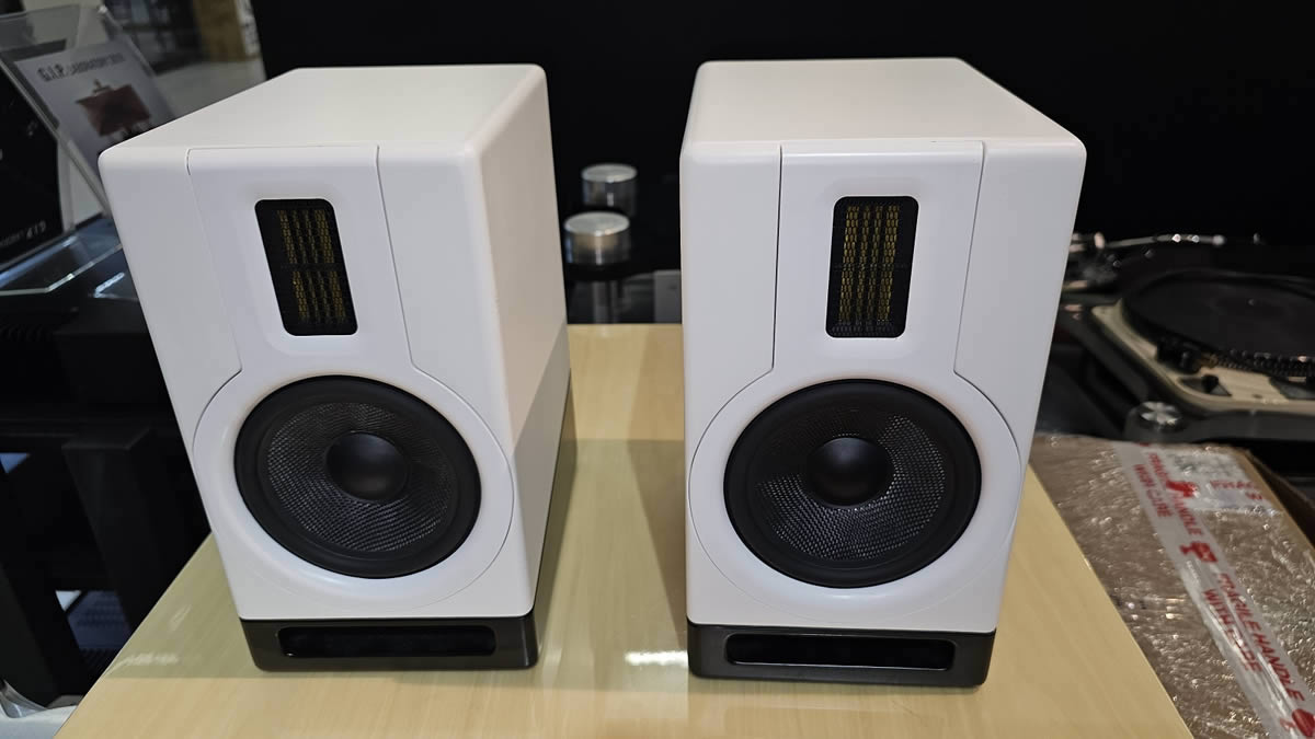 Scansonic MK-5 stand-mounted speakers